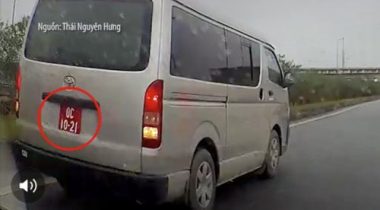 Xe biển đỏ chạy lùi trên cao tốc Hà Nội - Thái Nguyên - Ảnh 1. Xe biển đỏ chạy lùi trên cao tốc Hà Nội - Thái Nguyên - Ảnh 1.