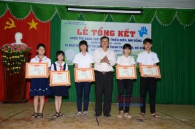 Trao giấy khen cho các cá nhân đạt giải tại Cuộc thi