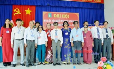 Đại diện Hội Người mù tỉnh và lãnh đạo huyện Đồng Phú chụp hình lưu niệm với Ban Chấp hành Hội Người mù huyện Đồng Phú nhiệm kỳ 2016-2021