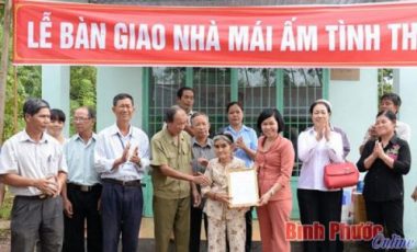 Lễ bàn giao nhà tình thương cho hộ bà Nguyễn Thị Mía