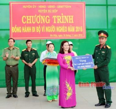 Đại diện cán bộ, chiến sĩ Trung đoàn 717 (Binh đoàn 16) ủng hộ “Quỹ vì người nghèo huyện Bù Đốp số tiền 40 triệu đồng