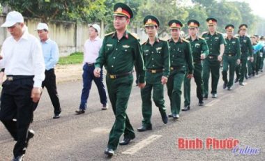 Các đại biểu đi bộ vận động ủng hộ “Quỹ vì người nghèo” huyện Bù Đốp năm 2016