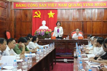 Thạc sỹ Trần Tuyết Minh - Ủy viên Ban thường vụ Tỉnh ủy, Trưởng ban Tuyên giáo Tỉnh ủy phát biểu chỉ đạo cuộc họp