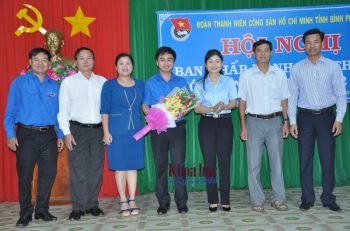 Bà Trần Tuệ Hiền (thứ 3 từ trái qua) - Phó Bí thư thường trực Tỉnh ủy, Chủ tịch HĐND tỉnh cùng các đồng chí lãnh đạo tặng hoa chúc mừng tân Bí thư Tỉnh Đoàn Bình Phước Trần Quốc Duy