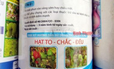 Một trong những chai thuốc bị tẩy xóa hoàn toàn ngày và năm sản xuất