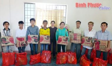 Bà Bùi Thị Minh Thúy, Phó chủ tịch UBND thị xã tặng quà hộ đồng bào khó khăn xã Tiến Hưng