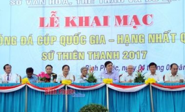 Bí thư Tỉnh ủy Nguyễn Văn Lợi cùng các đồng chí lãnh đạo một số sở, ngành của tỉnh đến cổ vũ, tạo động lực thi đấu hết mình cho cầu thủ 2 đội