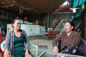 Chị Phạm Thị Thuyết (trái) về thăm lại chị Nguyễn Thị Sánh người đã từng giúp đỡ mình