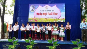 2.	Đại diện Phòng Lao động, Thương binh và Xã hội thị xã Phước Long trao qùa cho các em thiếu nhi có hoàn cảnh khó khăn, vượt khó học giỏi