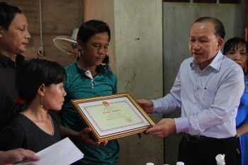 bo gd-dt truy tang bang khen cho hoc sinh lop 2 tu vong khi cuu ban hinh anh 1