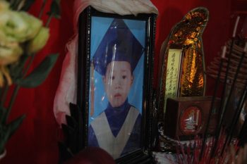 bo gd-dt truy tang bang khen cho hoc sinh lop 2 tu vong khi cuu ban hinh anh 2