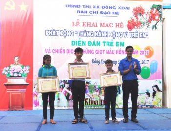 Đại diện Tỉnh đoàn Bình Phước tặng học bổng Vừ A Dính cho các em học sinh của thị xã Đồng Xoài
