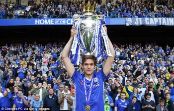 Việc thường xuyên thi đấu với sơ đồ 3 hậu vệ ở Italia giúp Marcos Alonso thích nghi nhanh với sơ đồ 3-4-3 của HLV Conte. Khả năng lên công về thủ toàn diện của cầu thủ người Tây Ban Nha giúp anh trở thành mắt xích quan trọng của The Blues trong mùa giải vừa qua.