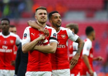 
Các cầu thủ Arsenal đầy sung sướng khi đợi tới lượt nhận giải
