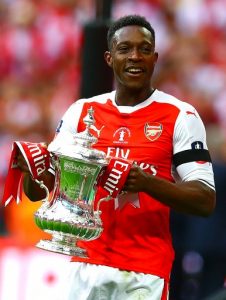 
Welbeck ăn mừng với cúp FA, mặc dù không ghi bàn nhưng tiền đạo người Anh đã chơi tốt ở vị trí tiền đạo cắm của Arsenal ở trận này, anh khiến hàng thủ Chelsea phải dành nhiều sự quan tâm và điều đó giúp các đồng đội như Sanchez, Ozil có nhiều khoảng trống hơn
