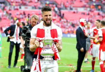 
Giroud ăn mừng chiếc cúp vô địch, tiền đạo người Pháp được thi đấu trong khoảng gần 20 phút cuối trận sau khi được Wenger tung vào thay Welbeck
