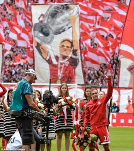 Tràn ngập bức hình Lahm trên khán đài Allianz Arena