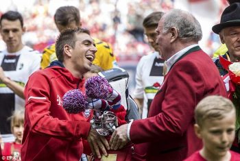 Lahm nhận quà chia tay từ Chủ tịch Uli Hoeness