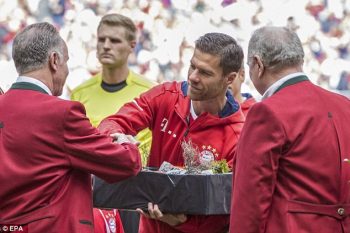 Xabi Alonso cũng nhận quà lưu niệm từ CEO của đội bóng, Karl-Heinz Rummenigge