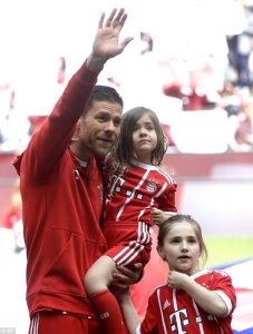 Xabi Alonso và các con vẫy tay chào tạm biệt những CĐV Bayern Munich