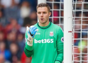 
Thủ thành Butland thi đấu trong trận Stoke gặp Bournemouth ở vòng 36
