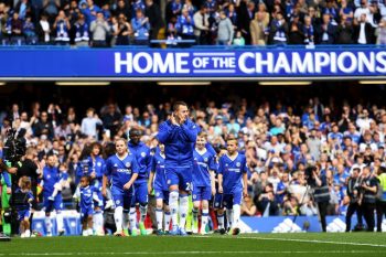 
Terry dẫn đầu đội hình Chelsea tới nhận huy chương và cúp vô địch. Đây cũng là đấu cuối cùng của Terry cho Chelsea
