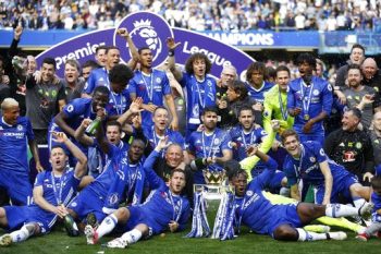 
Niềm vui của các cầu thủ Chelsea sau khi nhận cúp vô địch
