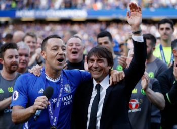 
Terry (trái) và Conte rạng rỡ bên nhau khi phát biểu về việc chia tay đối với đội trưởng của The Blues. Sau rất nhiều năm gắn bó, Terry sẽ rời Chelsea vào cuối mùa giải năm nay, hiện chưa rõ anh giải nghệ hay sẽ đi đâu đó dưỡng già
