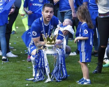 
Fabregas ăn mừng chức vô địch cùng gia đình
