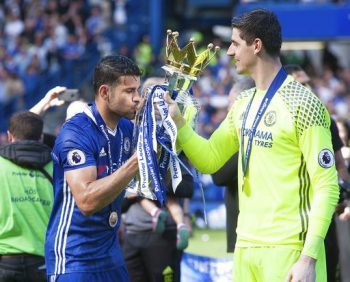 
Costa (trái) và Courtois (phải), những cầu thủ quan trọng trong đội hình của Chelsea vô địch Premier League
