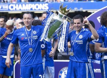 
Terry (trái) và Azpilicueta cùng nhau dâng cúp vô địch Premier League. Terry là cầu thủ duy nhất có được năm cúp vô địch Premier League cùng Chelsea
