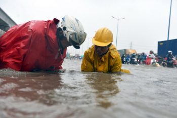 Vì sao phía đông TP.HCM ngập nặng? 