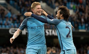  De Bruyne (trái) chia vui cùng Silva (phải) sau khi anh ghi bàn vào lưới West Brom 