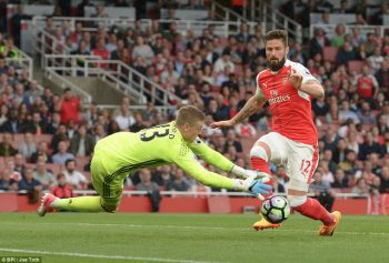 
Giroud (phải) vô duyên trong trận đấu bù trước Sunderland
