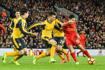 
Arsenal (áo vàng) thi đấu với Liverpool (áo đỏ) trong trận lượt về tại Emirates vào tháng 3 vừa qua
