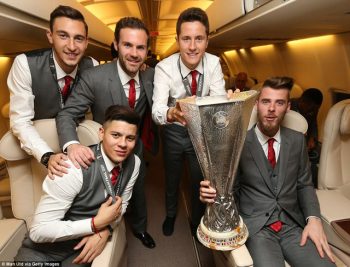 Những cầu thủ MU tranh thủ chụp ảnh với chức vô địch Europa League