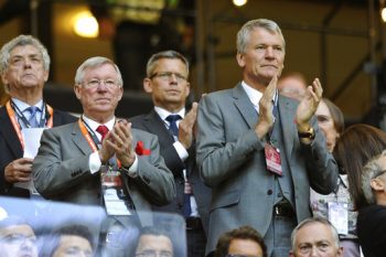 
Cựu huấn luyện viên Alex Ferguson (trái) và cựu giám đốc điều hành David Gill (phải) tới xem MU thi đấu chung kết Europa League. Bộ đôi này từng phối hợp với nhau rất ăn ý trong thời gian họ cùng làm việc ở MU để giúp Quỷ đỏ gặt hái được rất nhiều thành công. Cả hai đều cùng rời Old Trafford sau mùa giải 2012/13, trong khi Alex Ferguson nghỉ hưu thì Gill chuyển sang làm Phó chủ tịch FA
