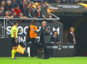 
Mourinho phản ứng với trợ lý trọng tài trong một tình huống diễn ra trên sân
