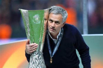 
Khoảnh khắc Mourinho khoe cúp vô địch Europa League
