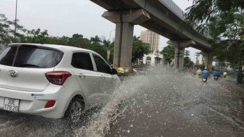 Mưa giông đầu mùa, hàng loạt tuyến phố Hà Nội ngập nặng 