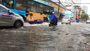 Mưa giông đầu mùa, hàng loạt tuyến phố Hà Nội ngập nặng 