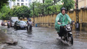 Mưa giông đầu mùa, hàng loạt tuyến phố Hà Nội ngập nặng 