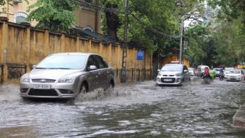 Mưa giông đầu mùa, hàng loạt tuyến phố Hà Nội ngập nặng 