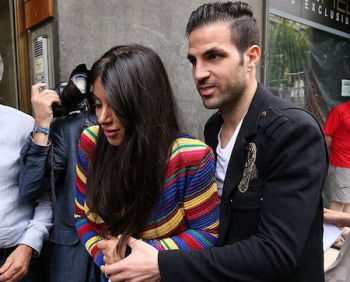 Fabregas đưa cả cô bạn gái Daniella Semaan đi cùng