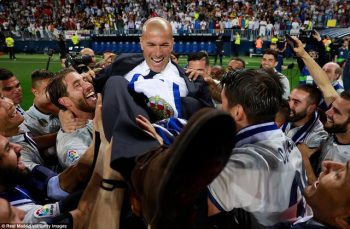 
Các cầu thủ Real Madrid thể hiện niềm vui với HLV Zidane
