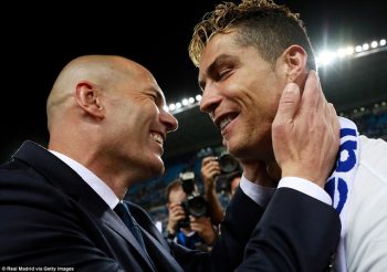 
HLV Zidane ôm hôn học trò cưng C.Ronaldo
