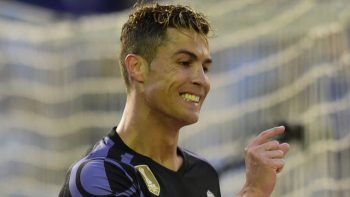 C.Ronaldo tiếc nuối sau khi bỏ lỡ không tưởng