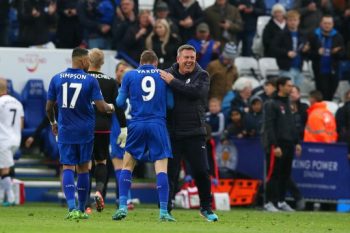 
Craig Shakespeare (phải) đang điều hành tốt Leicester
