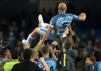  Zabaleta được các đồng đội công kênh, anh sẽ rời Man City sau mùa giải năm nay 