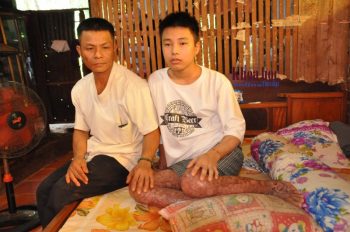 Anh Phạm Út Sáu và con trai Phạm Nhựt Trường trong căn nhà đơn sơ, lụp sụp